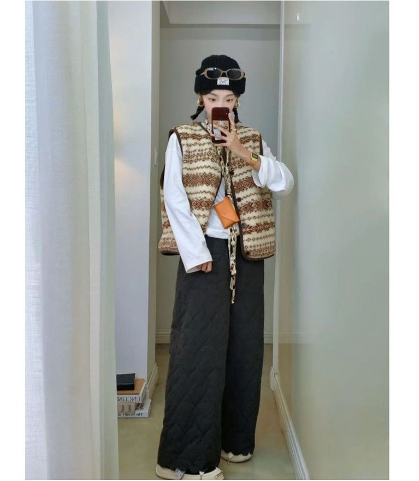 아이보리·브라운 톤 베스트와 니트 전신 코디 사진