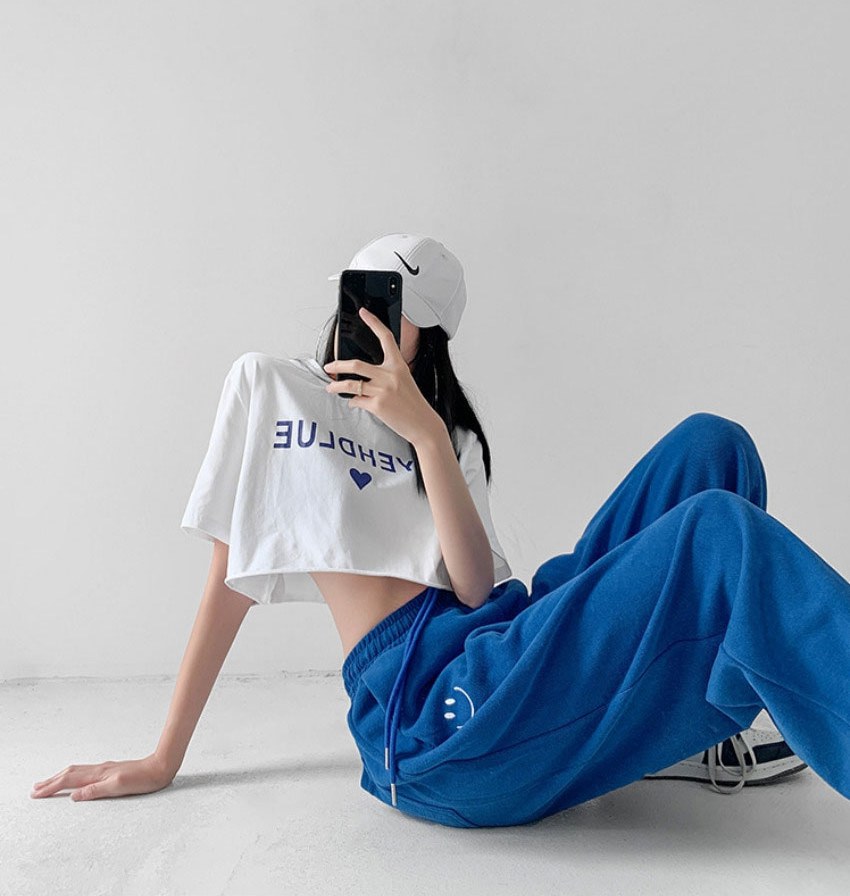 그레이·베이지 톤 조거팬츠와 반팔티 전신 코디 사진