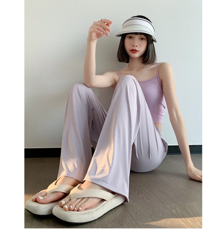 화이트·그레이 톤 조거팬츠와 나시 전신 코디 사진
