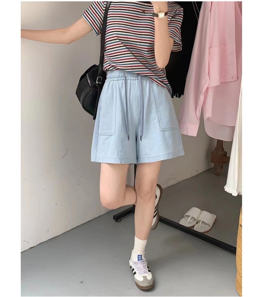 베이지·브라운 톤 반바지와 반팔티 전신 코디 사진