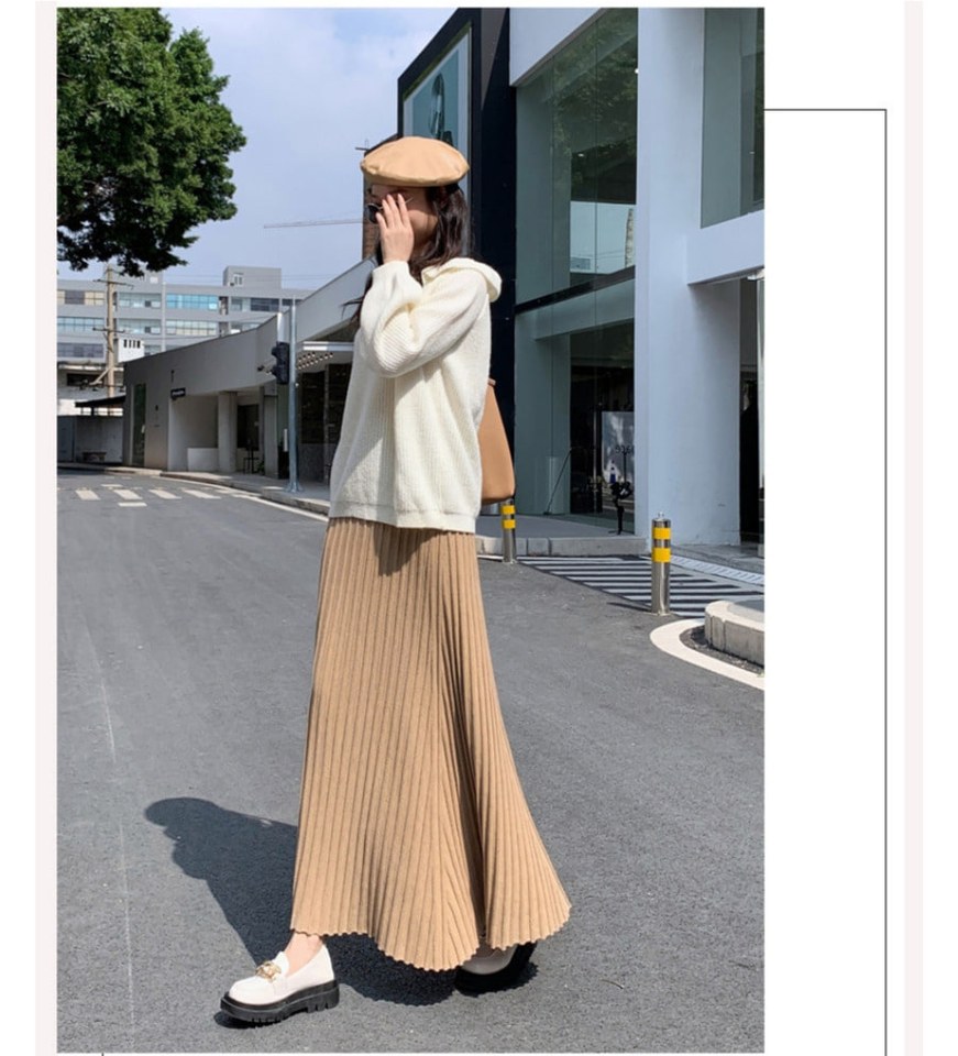 아이보리·그레이 톤 롱스커트와 니트 전신 코디 사진