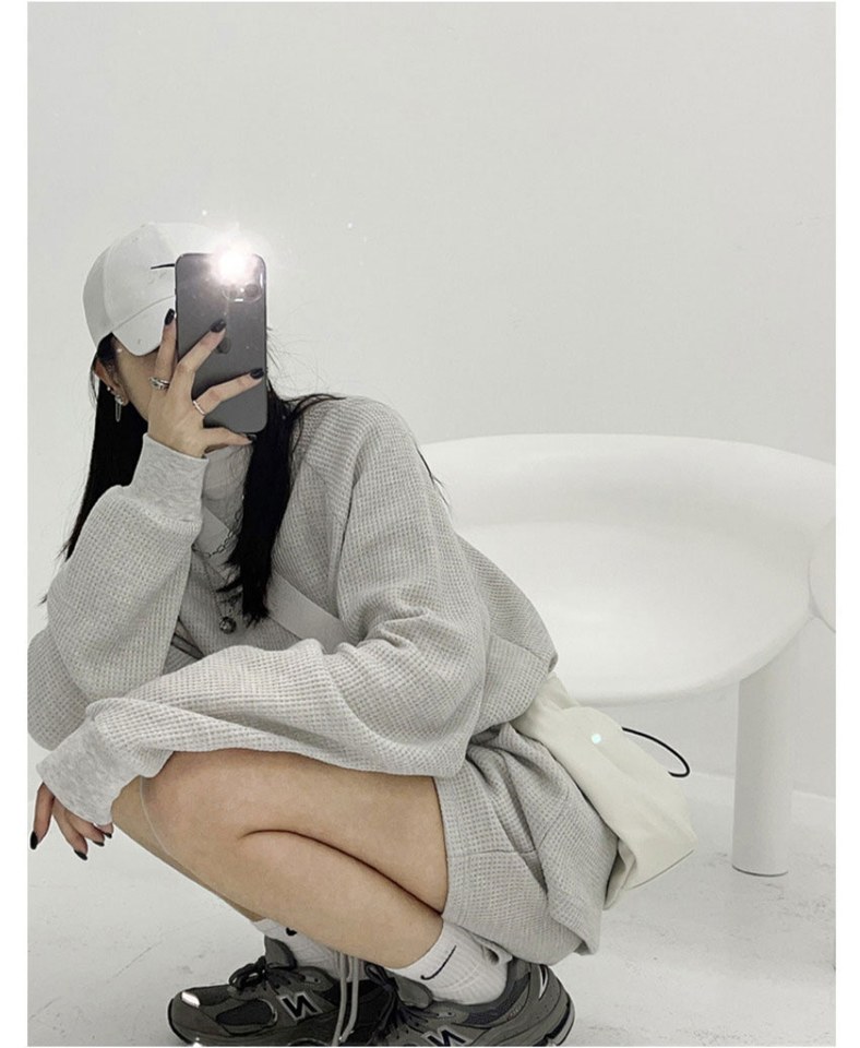 그레이·카멜 톤 반바지와 가디건 전신 코디 사진