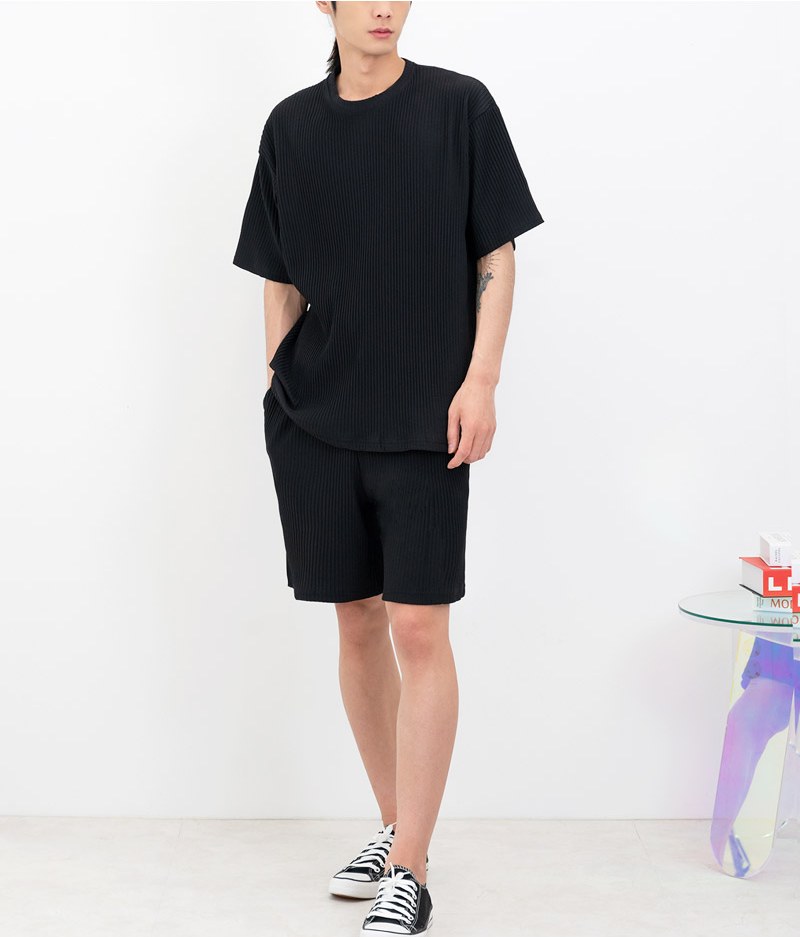 블랙·차콜 톤 반바지와 반팔티 전신 코디 사진