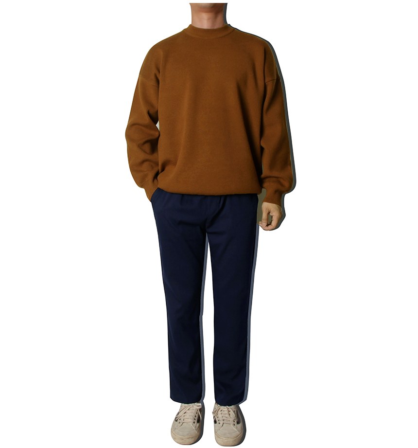 브라운·블랙 톤 슬랙스와 긴팔티 전신 코디 사진