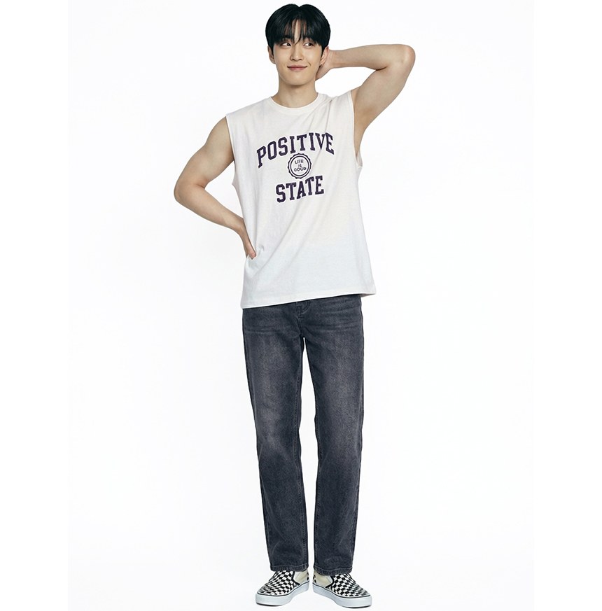 베이지·그레이 톤 청바지와 나시 전신 코디 사진