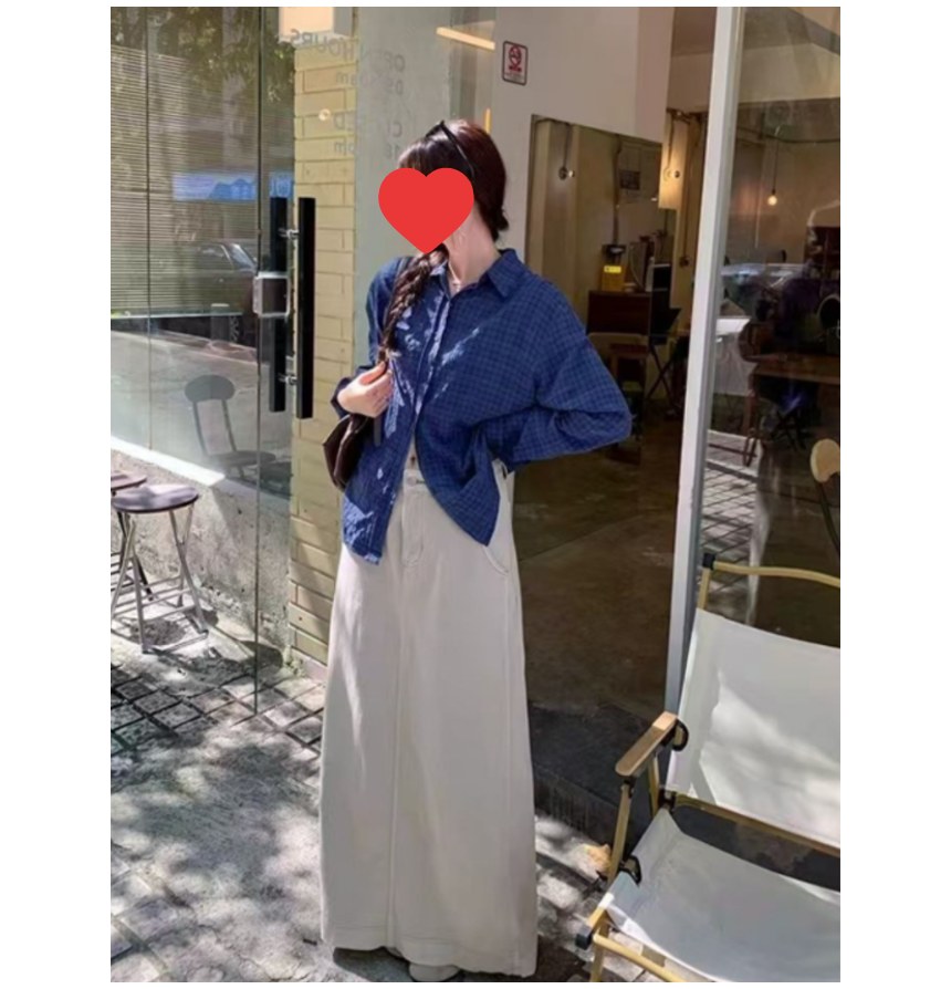 네이비·블랙 톤 셔츠와 롱스커트 전신 코디 사진