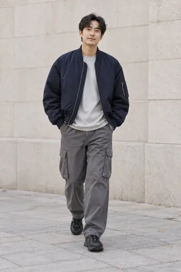 그레이 오버핏 카고팬츠와 네이비 블루종 전신 코디 사진 (남성 아우터)