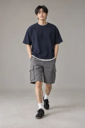 오버핏 반바지와 네이비 반팔티 전신 코디 사진 (남자 반팔티)