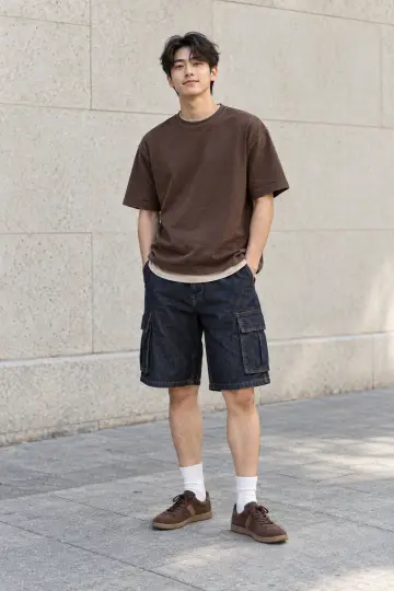 브라운 오버핏 반바지와 브라운 반팔티 전신 코디 사진 (남자 반팔티)