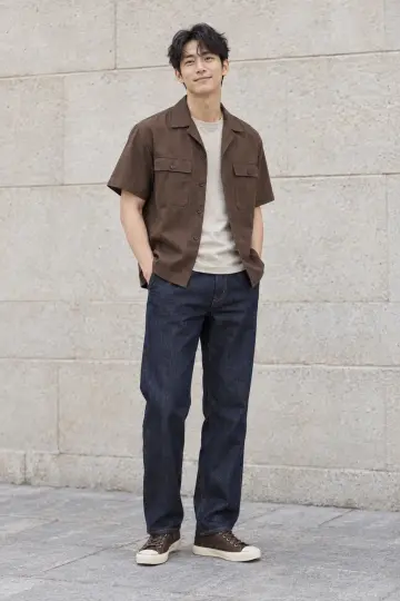 브라운·차콜 톤 청바지와 셔츠 전신 코디 사진