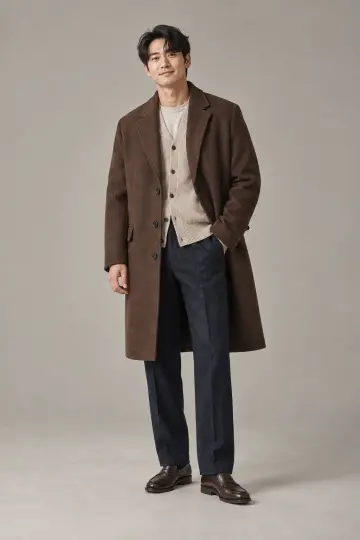 브라운 슬랙스와 브라운 코트 전신 코디 사진 (남성 아우터)