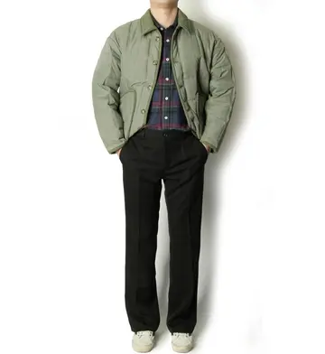 블랙 부츠컷 슬랙스와 패딩 전신 코디 사진 (남성 패딩)