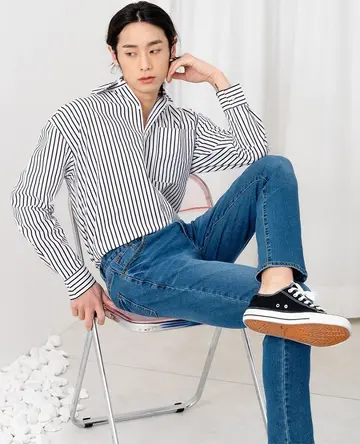 그레이·네이비 톤 청바지와 셔츠 전신 코디 사진