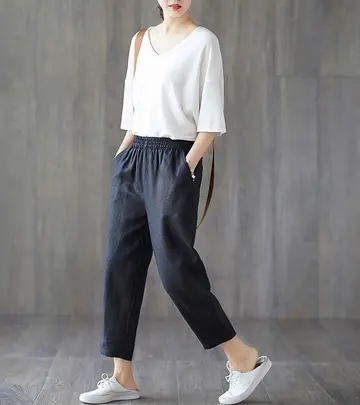 오버핏 슬랙스와 화이트 반팔티 전신 코디 사진