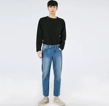 블랙·네이비 톤 청바지와 긴팔티 전신 코디 사진