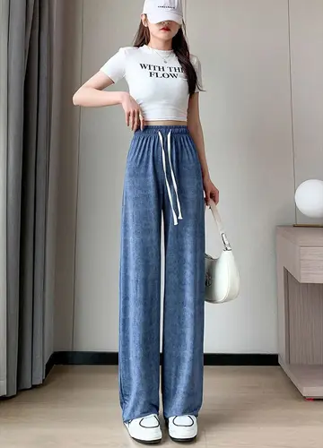 와이드 청바지와 화이트 반팔티 전신 코디 사진