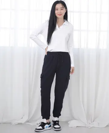 차콜·블랙 톤 기모 조거팬츠와 카라티 전신 코디 사진