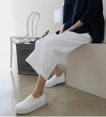 화이트 오버핏 린넨 7부팬츠와 네이비 반팔티 전신 코디 사진