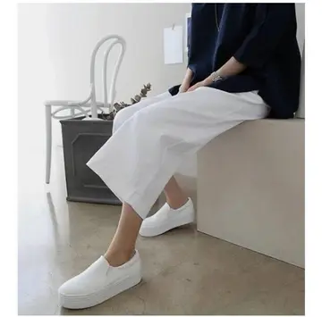 블랙·그레이 톤 린넨 7부팬츠와 반팔티 전신 코디 사진