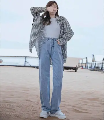 스카이블루·그레이 톤 오버핏 청바지와 나시 전신 코디 사진