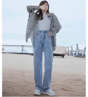 스카이블루·그레이 톤 청바지와 나시 전신 코디 사진