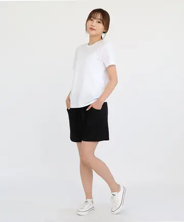 블랙 오버핏 반바지와 화이트 반팔티 전신 코디 사진