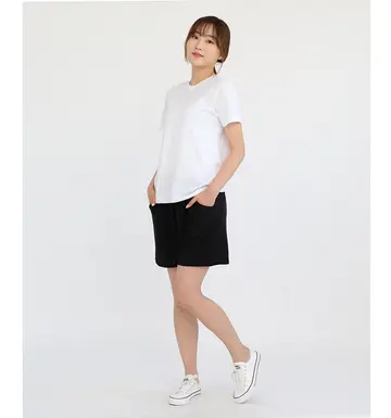 베이지·블랙 톤 반바지와 반팔티 전신 코디 사진