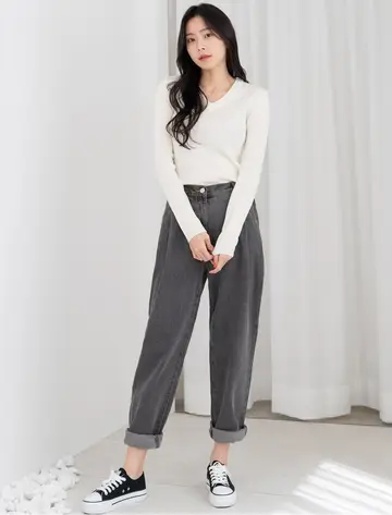 차콜·블랙 톤 청바지와 니트 전신 코디 사진