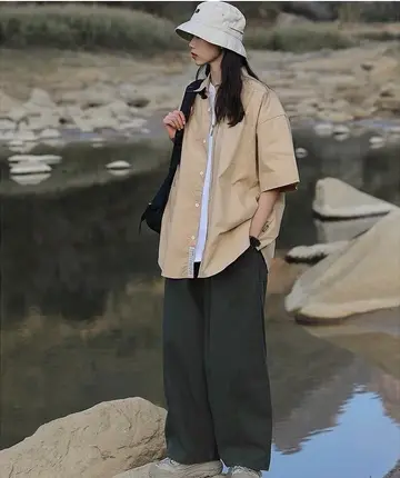 베이지·카키 톤 오버핏 셔츠와 와이드팬츠 전신 코디 사진