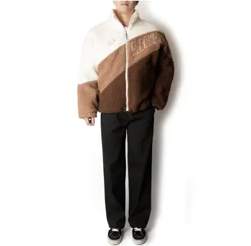 카멜·브라운 톤 플리스와 카고팬츠 전신 코디 사진