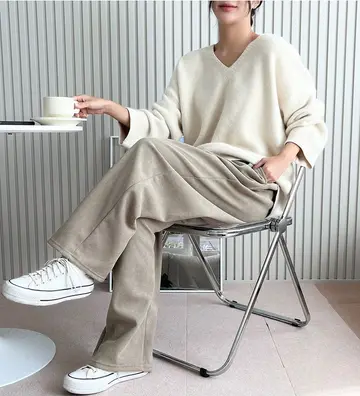 그레이·화이트 톤 와이드팬츠와 니트 전신 코디 사진