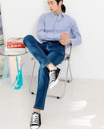 청바지와 스트라이프 셔츠 전신 코디 사진