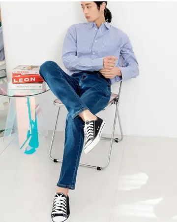 스카이블루·네이비 톤 청바지와 셔츠 전신 코디 사진