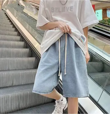스카이블루 오버핏 반바지와 화이트 반팔티 전신 코디 사진