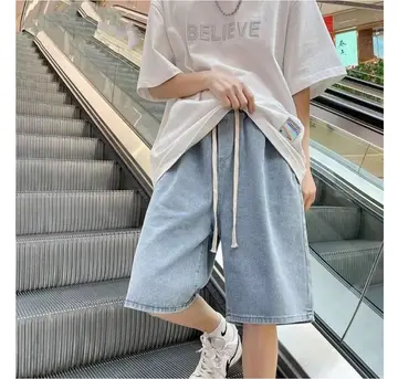 아이보리·그레이 톤 반바지와 반팔티 전신 코디 사진