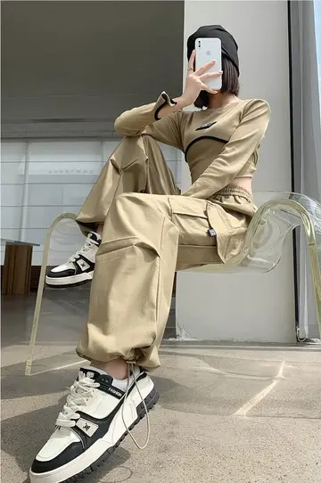 베이지·카키 톤 오버핏 와이드팬츠와 바람막이 전신 코디 사진