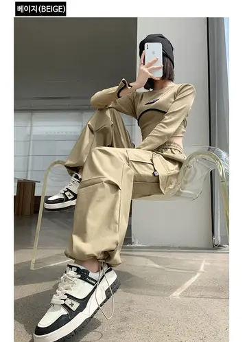 베이지·카키 톤 와이드팬츠와 바람막이 전신 코디 사진
