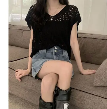 블랙 브이넥 니트조끼와 미니스커트 전신 코디 사진