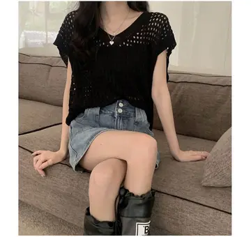 블랙·베이지 톤 브이넥 니트조끼와 미니스커트 전신 코디 사진