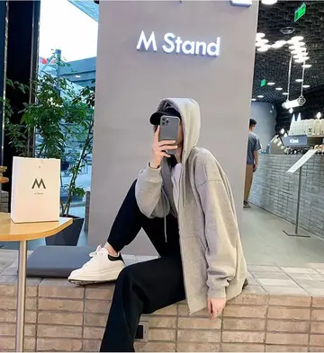 블랙·그레이 톤 후드집업과 와이드팬츠 전신 코디 사진