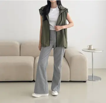 화이트·그레이 톤 베스트와 반팔티 전신 코디 사진