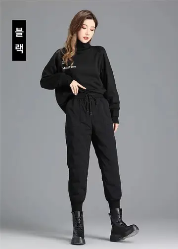 블랙 오버핏 패딩팬츠와 블랙 맨투맨 전신 코디 사진