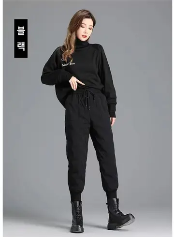 블랙·차콜 톤 패딩팬츠와 맨투맨 전신 코디 사진