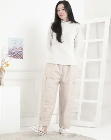베이지 기모팬츠와 맨투맨 전신 코디 사진