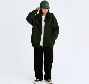 블랙·화이트 톤 후드집업과 후드티 전신 코디 사진