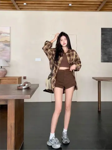 오버핏 체크 셔츠와 체크 재킷 전신 코디 사진