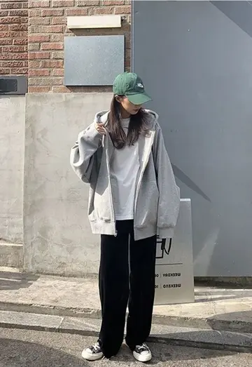 그레이 오버핏 후드집업과 후드티 전신 코디 사진