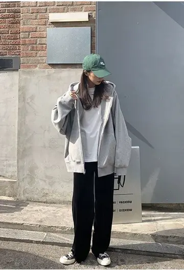 아이보리·차콜 톤 후드집업과 후드티 전신 코디 사진