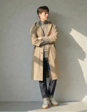 베이지·브라운 톤 오버핏 코트와 긴팔티 전신 코디 사진