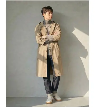 베이지·브라운 톤 코트와 긴팔티 전신 코디 사진